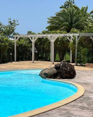 Zabana Lodge, dans un jardin tropical avec piscine