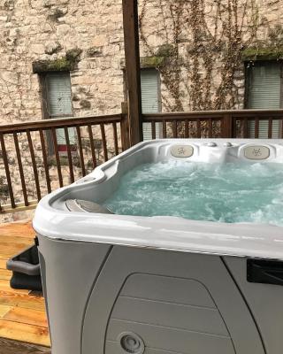 Private Luxury Suite with Hot Tub Downtown Eureka Springs