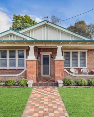 Currawong Bungalow - An Idyllic Group Stay in Town