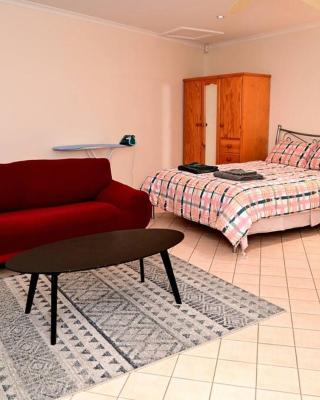 Spacious studio in AliceSprings QueenBed+KSAirbed