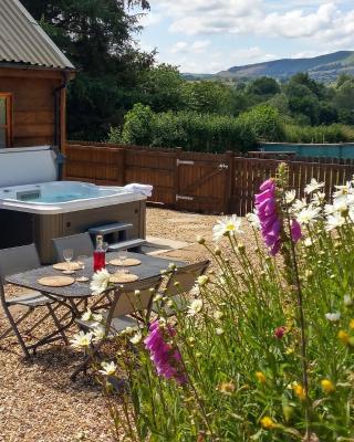 Seven Stars- hot tub & garden with fabulous views.