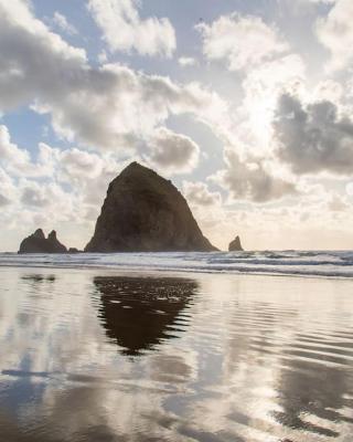 Cannon beach vibes, steps to the beach,WIFI,3 full bedroom en suites with 3 fireplaces,Near Downtown