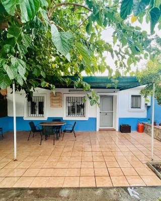 Estudio adosado acogedor con jardín, barbacoa y parking privado