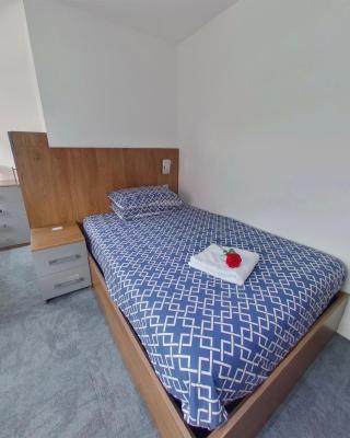Victoria House - Deluxe Studios in Coventry City Centre, free parking, by COVSTAYS