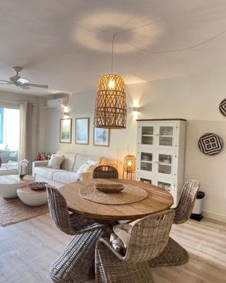 ET VOILA! Elegant one bedroom and beachfront apartment with pool!