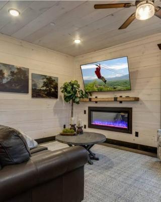 Blue Moon Ridge: Brand NEW Cabin! 5 bedrooms, pool/hot tub, theatre