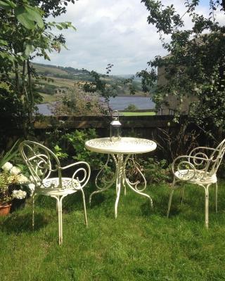 Bijou Cottage in Brontë Country with Wood-burning Stove & Hot Tub Spa