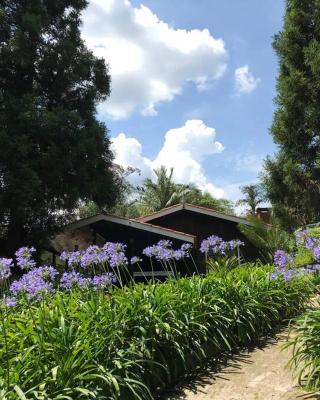 Lindo e aconchegante chalé com piscina, lareira e churrasqueira