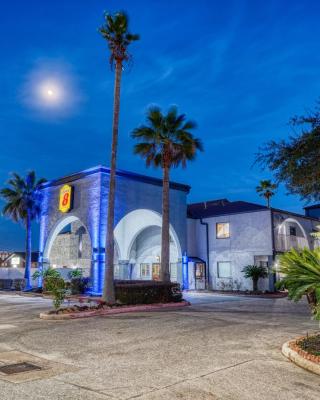 Super 8 by Wyndham Houston Webster NASA