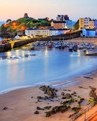 Sea Crest, Beautiful home in Tenby with sea views