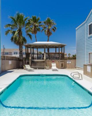 Affordable family condo -walking distance to beach by Mustang Island, Sleeps Four, 2025 Traveler Award