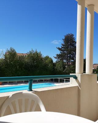 Appartement à Ciboure avec Terrasse, Piscine Chauffée et Parking - Idéal Golf et Plage - FR-1-239-551