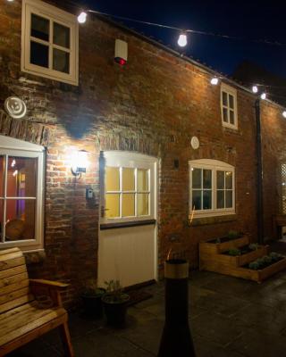 The Stables - Quirky one bed holiday home with wood fired hot tub