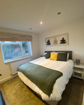 Cosy North London 2 Bed Apartment in Woodside Park- Close to Station and Central London