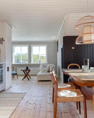 Lovely, bright apartment overlooking nature