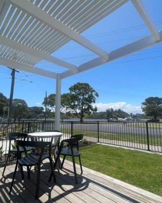 Quarterdeck Lakes Entrance 2br *Waterfront* Apartment