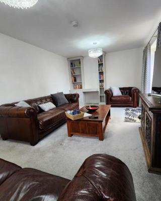 Spacious 3-bed Luxury Maidstone Kent Home - Wi-Fi & Parking