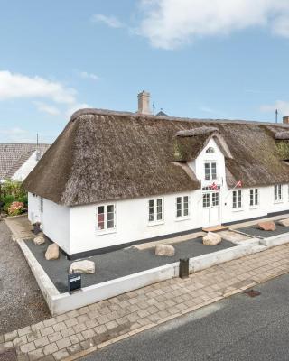 Gorgeous Home In Højer With Wifi