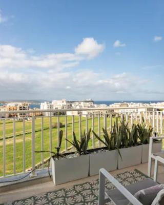 Modern - Central - Close to Beach - 5 Star rating APT