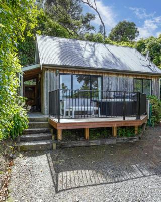 Bushside Cottage - Akaroa Holiday Home