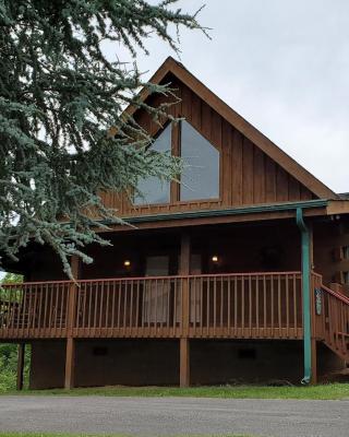Story Brook: Beautiful true log cabin! Close to Dollywood, State Park, and more!