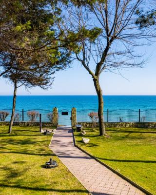 Epico Seafront & Garden Apartments