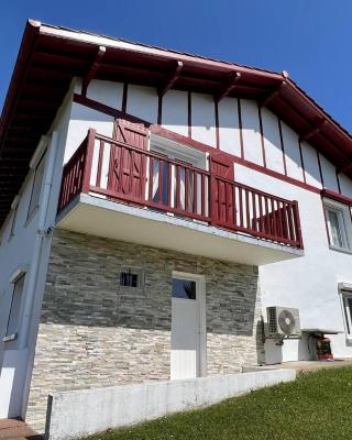 Maison T3 à Ustaritz avec Terrasse et Parking - FR-1-495-7