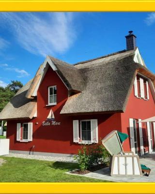 Modernes Reetdach-Ostseeferienhaus Bella Mare, Insel Usedom mit Sauna, Kamin & Sonnenterrasse