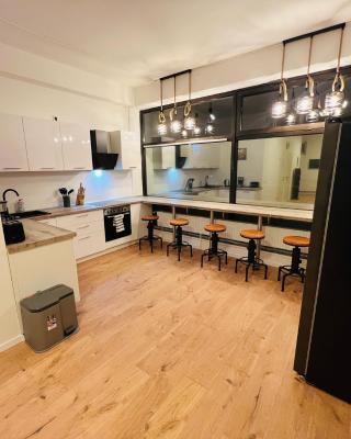 Big Apartment l 18 Beds l Free Parking l WiFi l