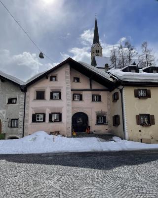 Scuol in schönem Engadinerhaus