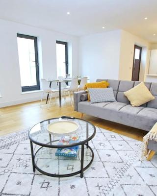 Modern Apartment for Contractors & Small Groups by Stones Throw Apartments - Free Parking - Sea View