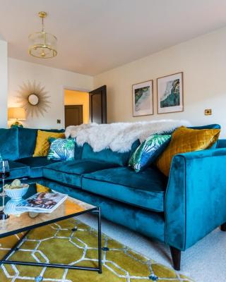 Chic, immaculate, stylish Warwick apartment close to town & castle - perfect for short & long breaks