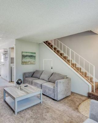 Lovely 2 bedroom condo in quiet location