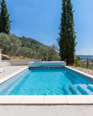 Le charme d'un pigeonnier provençal avec piscine