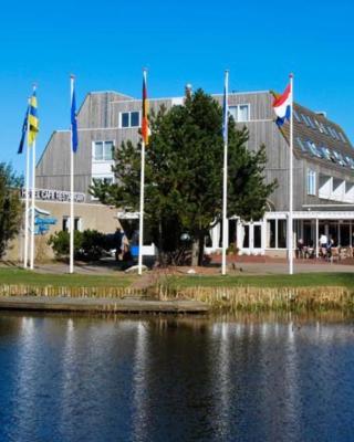 Comfort-App ZEEDUIN, op Beg grond met Terras - volledige KEUKEN - Resort Amelander Kaap, Incl verwarmd Hotel-ZWEMBAD