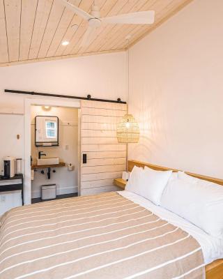 Mini Shortboard Room with a Queen Bed