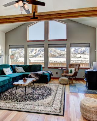 Twin Pines Cabin in Wilderness Ranch on Hwy 21, AMAZING Views, 20 ft ceilings, fully fenced yard, pet friendly, , Go paddle boarding at Lucky Peak, or snowshoeing in Idaho City and take in the hot springs, sleeps 10!