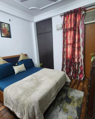 Homlee-Best Value flat with kitchen Near Metro