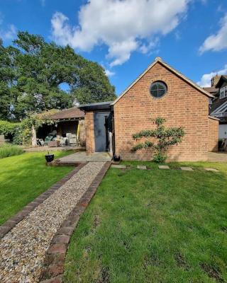 Garden Lodge close to Wakehurst and Kew Seed Bank Ardingly