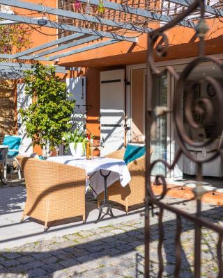 Appartement de caractère Le Camélia, 56m², dans propriété au calme avec piscine by le Mas de Louise et Sacha