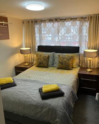THE MOUNTAIN VIEW SUITE - 2 minute walk to the lovely beach front promernade of llandudno