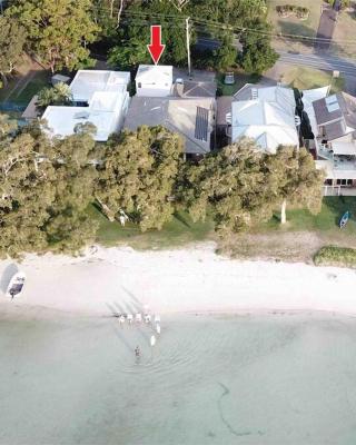 HighTide- luxury apartment, almost on the beach.