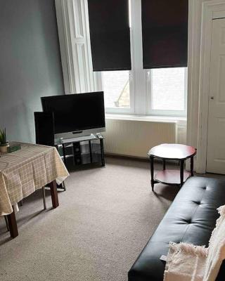 Centrally located 1 bed flat with furnishings & white goods.
