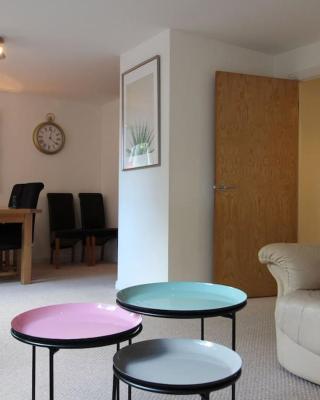 3 bedroom flat 10 mins walk to Bay and City center Free Parking