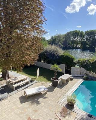 Belle demeure avec piscine, vue et accès direct à la Seine, très proche de Paris