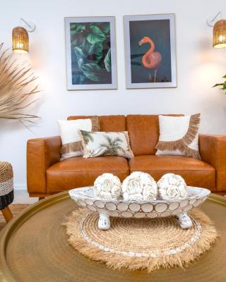 BOHO Bliss In The Best Position In Town, King Bed, 2 Pools, Free WIFI And Undercover Parking