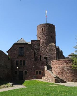 Burg Zimmer auf ca. 70 m²