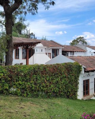 Amplia casa Antigua Guatemala con pérgola y jardín