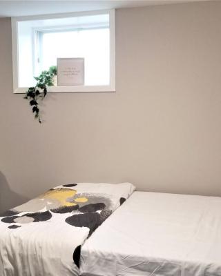 Charming Studio with Parking, Netflix, Full Kitchen - Close to Algonquin College