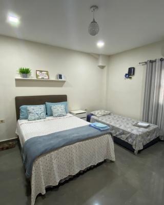 Agradable dormitorio en suite con estacionamiento privado